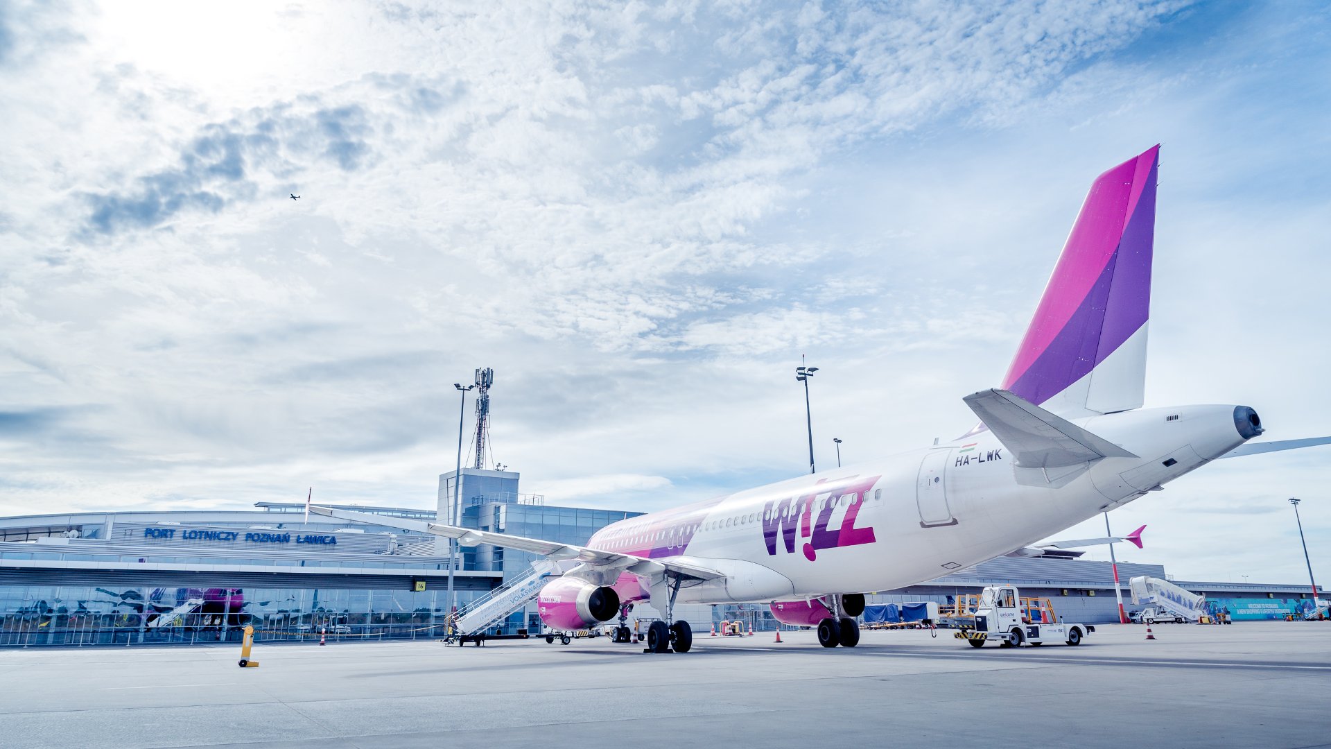 Samolot linii Wizz Air na lotnisku Ławica