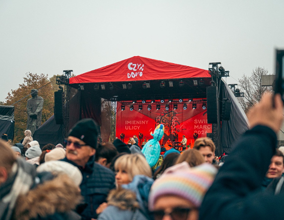 Scena Imienin Ulic na placu Mickiewicza