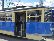 Sklad wagonow silnikowy w kolorze niebieskim i zielony wagon doczepny