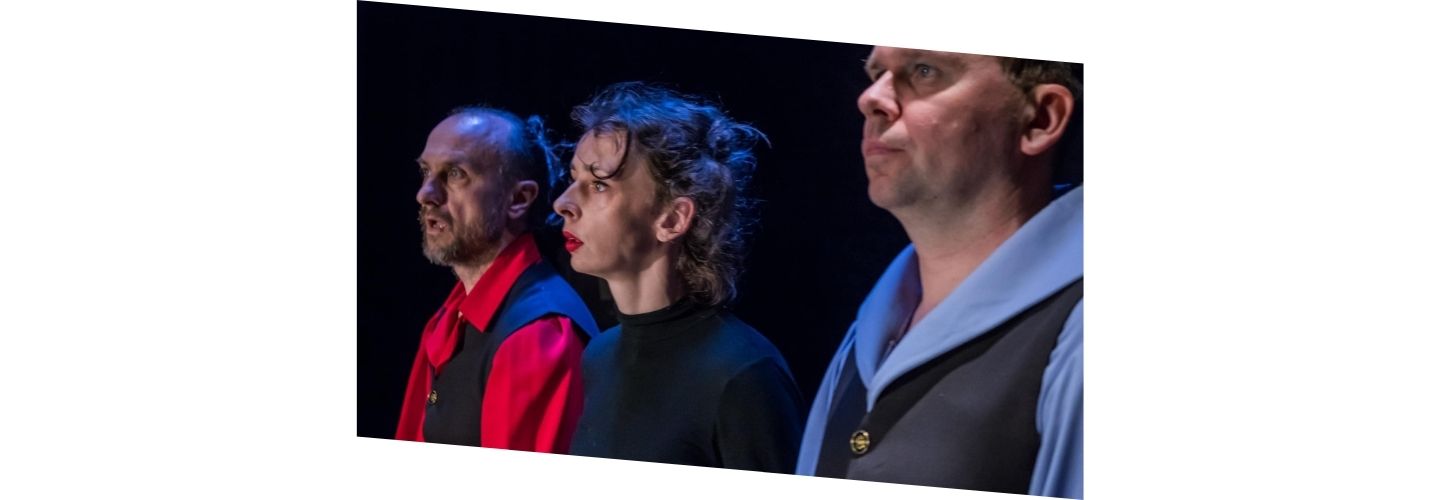 Trzech aktorów na czarnym tle.