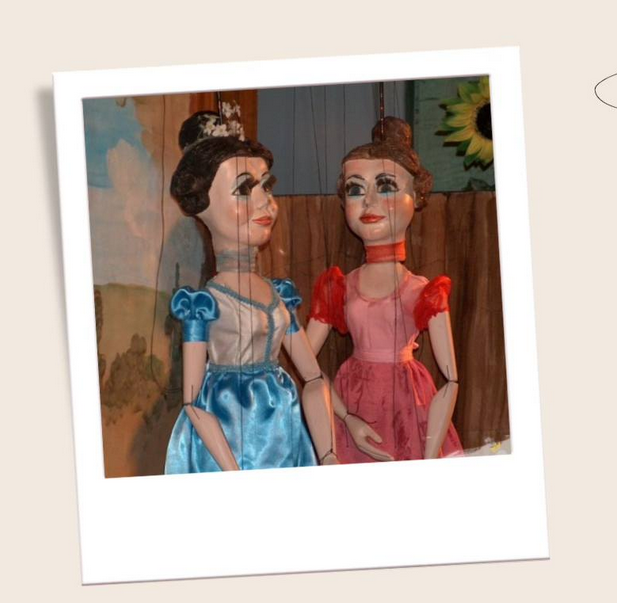 Dwie lalki ze spektaklu Piękna i Bestia.