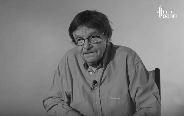 Starszy mężczyzna w okularach.