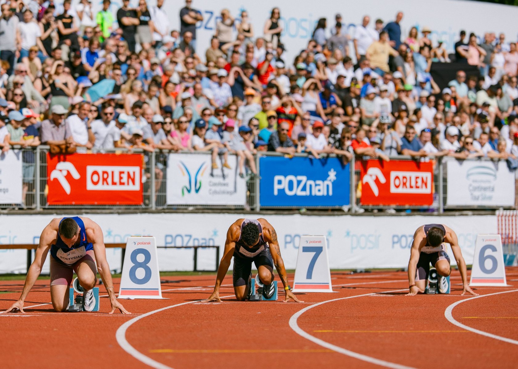 Start biegaczy. W tle kibice na stadionie POSiR Golęcin