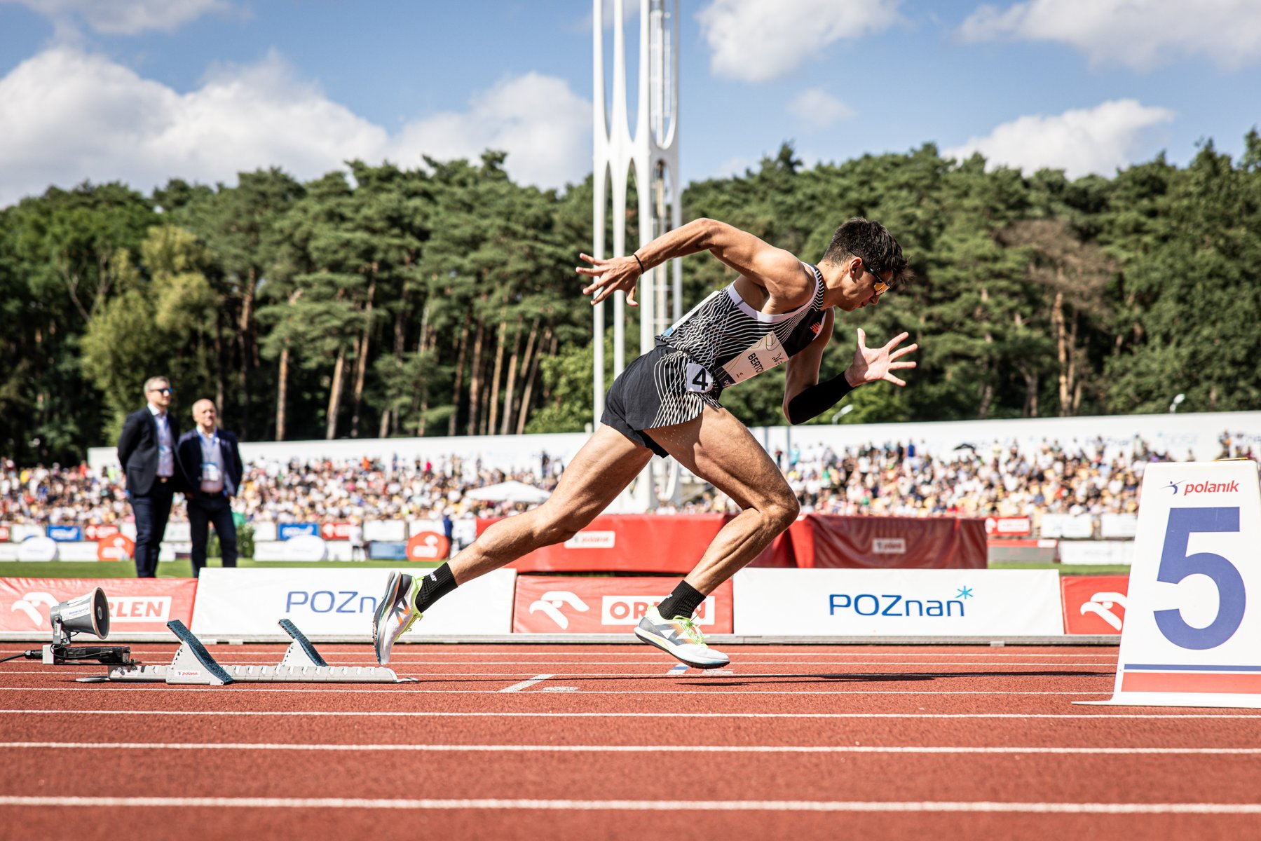 Start do biegu na stadionie na Golęcinie. W tle widać kibiców na trybunach