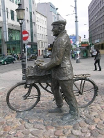 Stary Marych z rowerem, rzeźba ul. Półwiejska/Strzelecka
