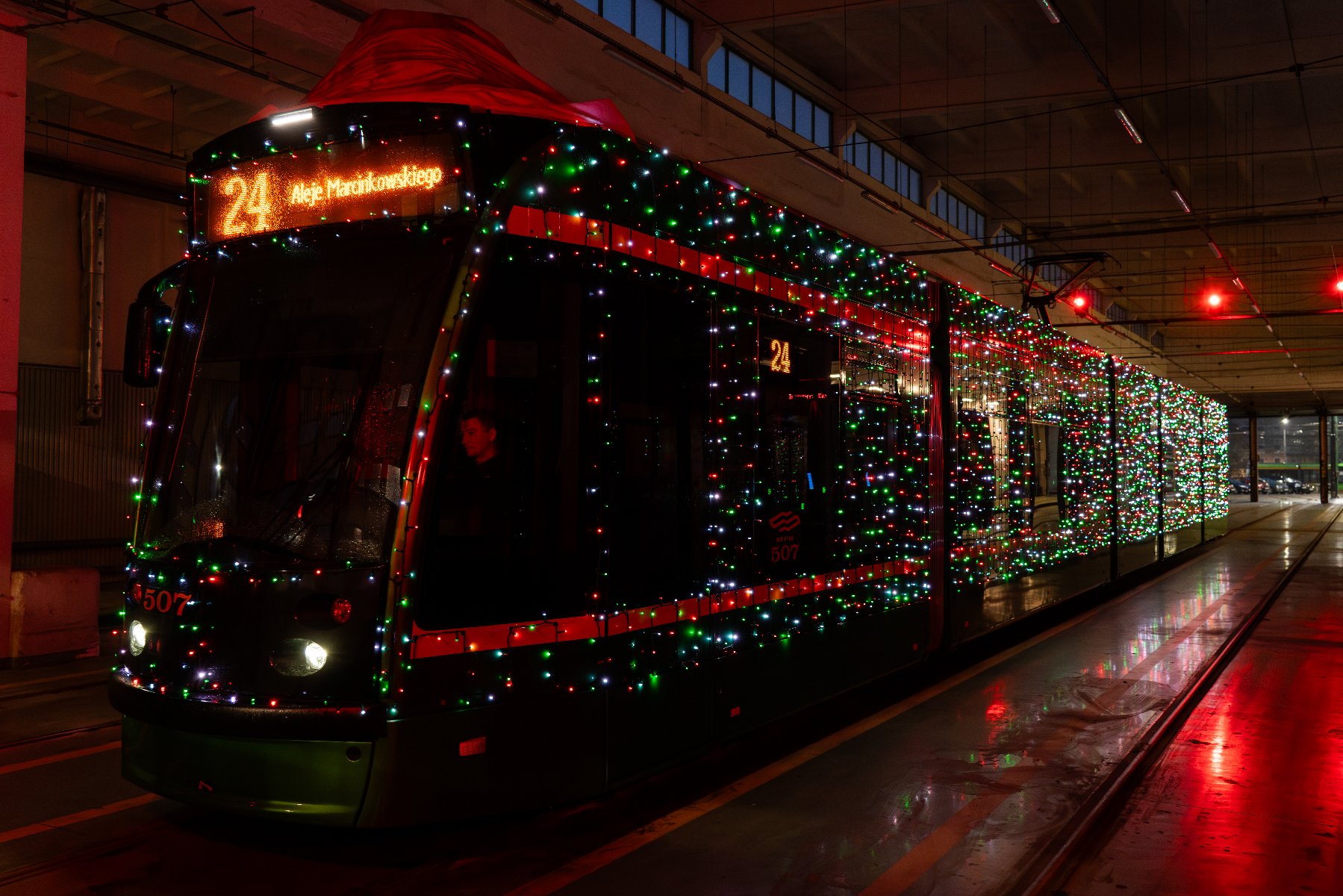 Świąteczne bimba przystrojona tysiącamai lampek