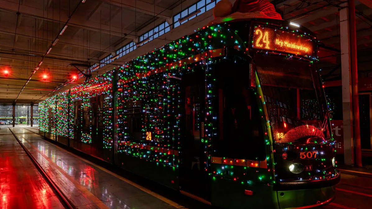 Świąteczne bimba przystrojona tysiącamai lampek.