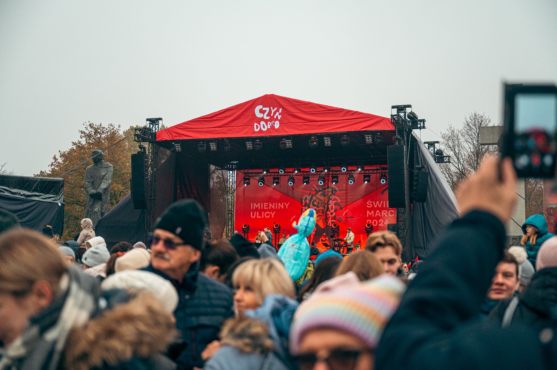 Święty Marcin podnosi klucz otrzymany z rąk Jacka Jaśkowiaka, prezydenta Poznan