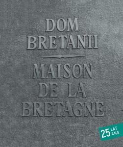 tablica upamiętniająca 25 lat działalności Domu Bretanii