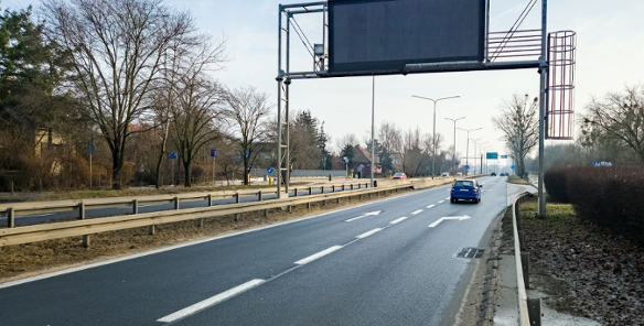 Tablica zmiennej treści nad ul. Dąbrowskiego