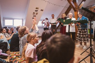 Wsytępujący seniorzy w sali Fyrtla Główna.