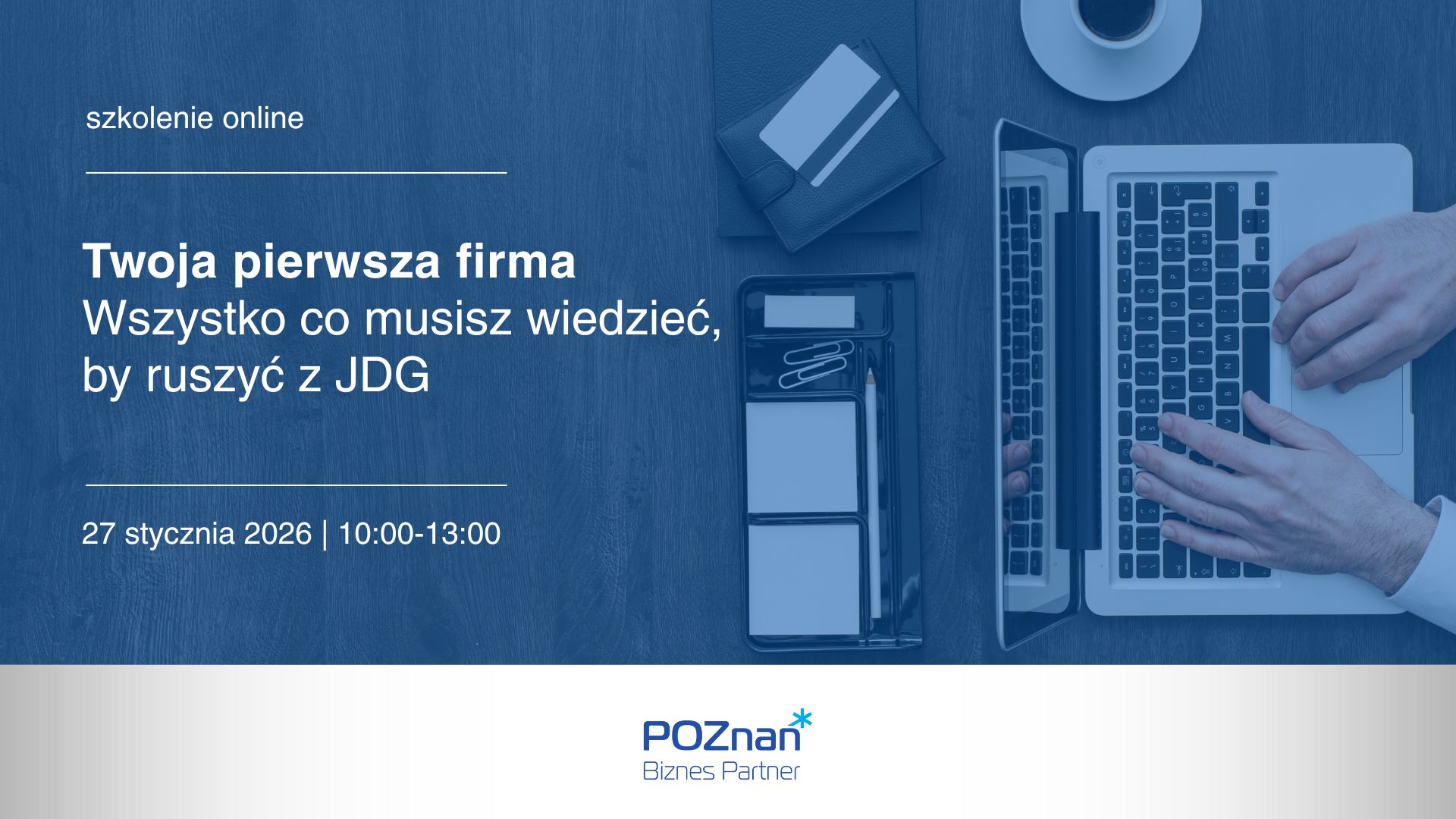 Grafika promocyjna szkolenia. W tle osoba pracująca przy stole z komputerem, kawą i notesem.