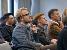 Uczestnicy konferencji Grow in Poznan 2. Siedzą i słuchają prelekcji.