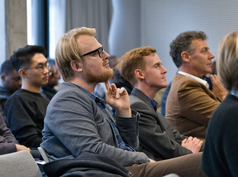 Uczestnicy konferencji Grow in Poznan 2. Siedzą i słuchają prelekcji.