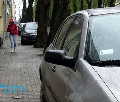 Ulica Hetmańska - chodnik zastawiony samochodami