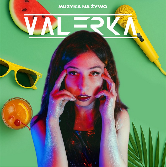 Artyska na zielonym tle, za nią żółte okulary słoneczne, kawałek arbuza, drink z kawałkiem pomarańczy i czereśnią, żółty mikrofon.