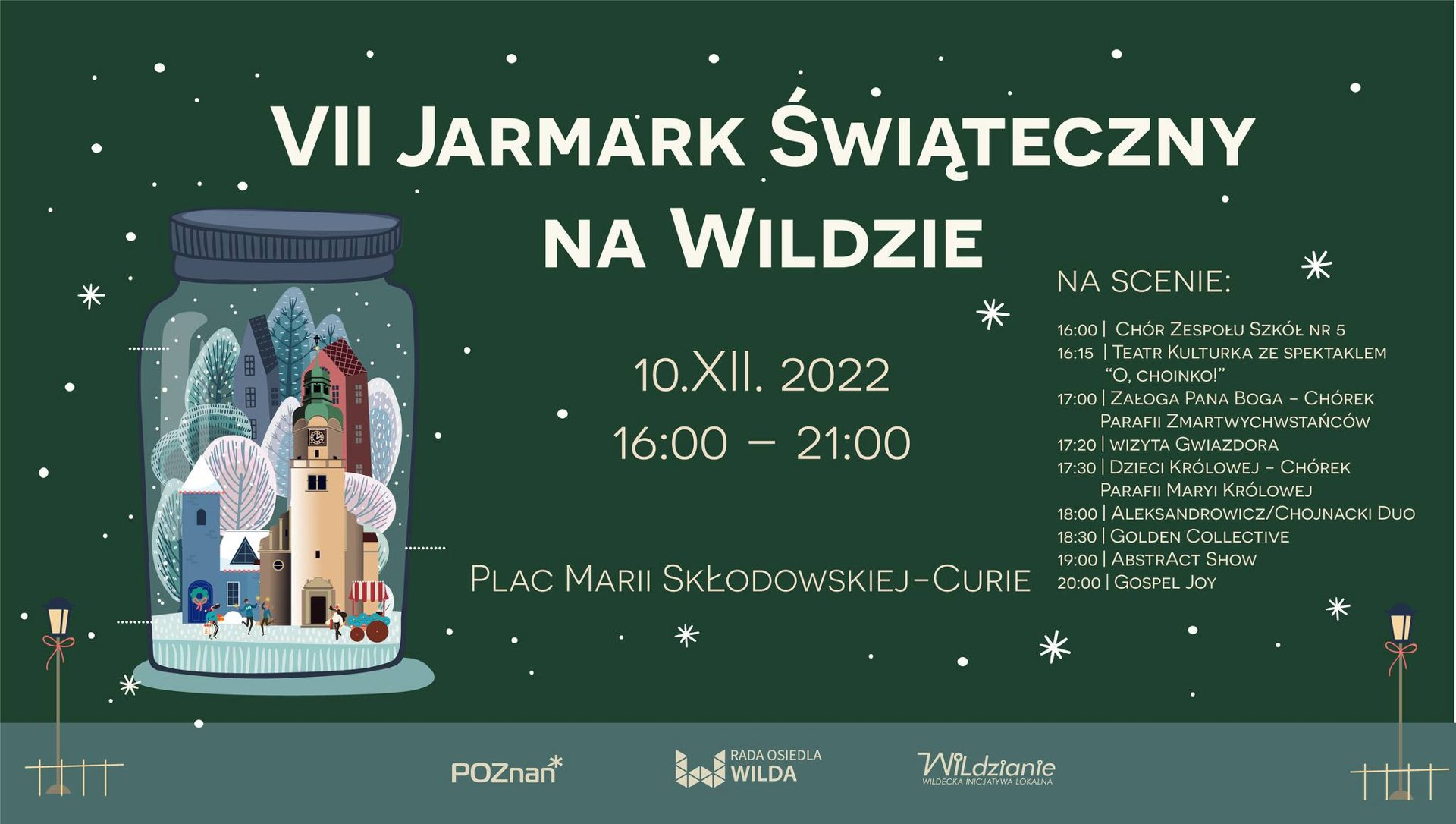 Plakat reklamuje VII Jarmark Świąteczny na Wildzie. Znajduje sie na nim nazwa oraz szczegóły wydarzenia. Po lewej stronie obrazka widoczny jest rysunek słoika, w którym jest zamknięte miasto spowite zimową, świąteczną aurą. Wszystko znajduje się na zielonym tle.