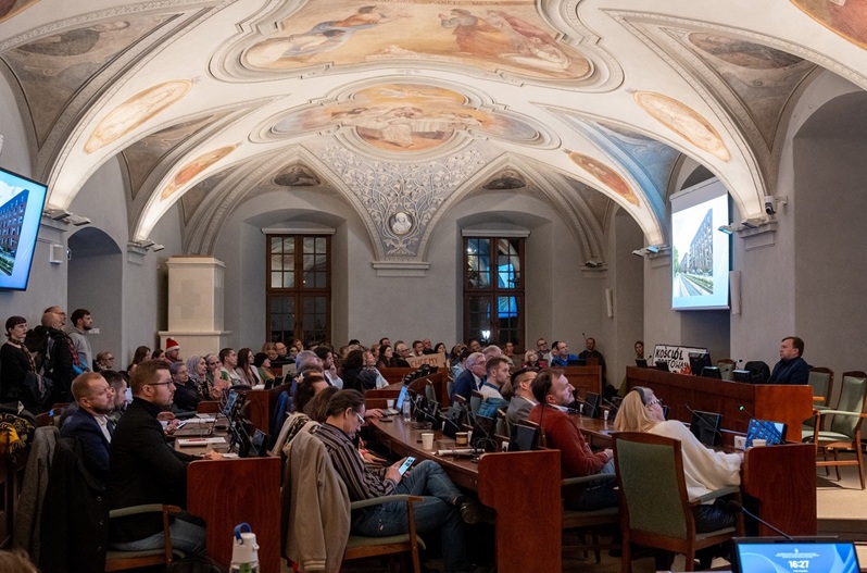 w sali sesyjnej obradują radne i radni, są też mieszkańcy