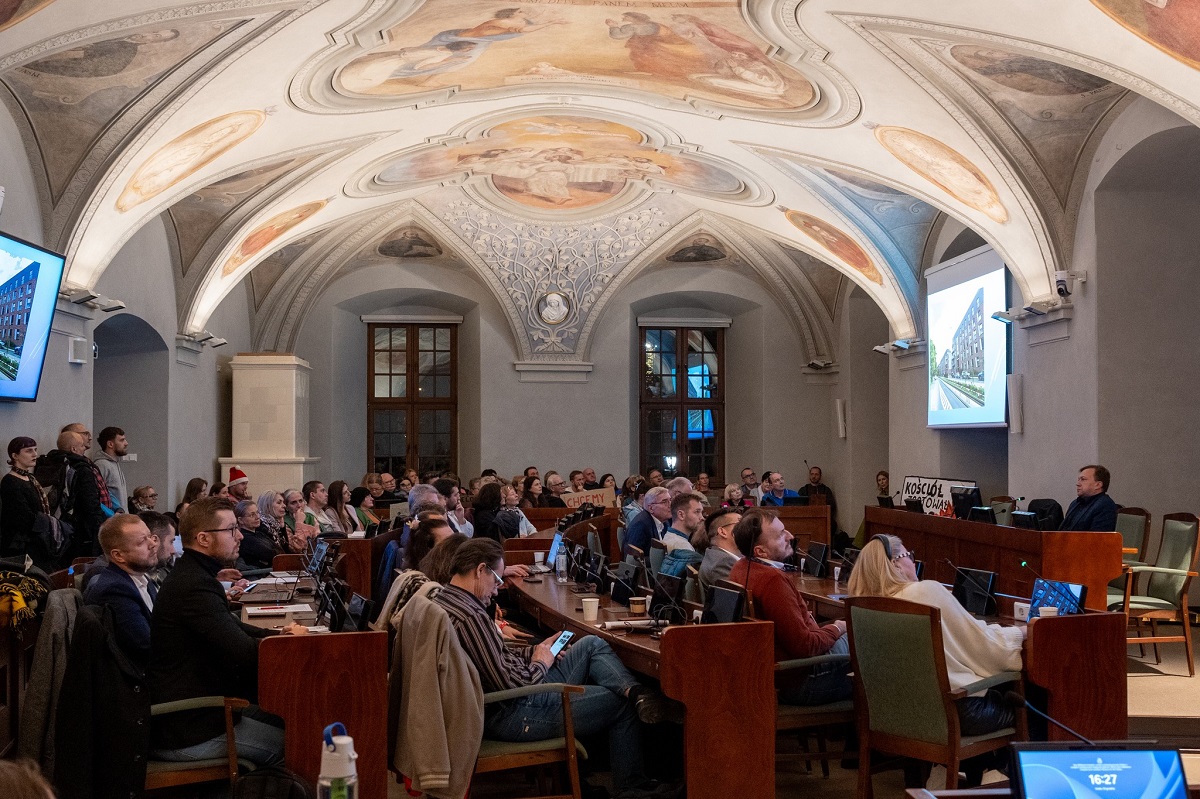 w salisesyjnej zdobionej fraskami obradują radni oraz mieszlańcy - grafika artykułu