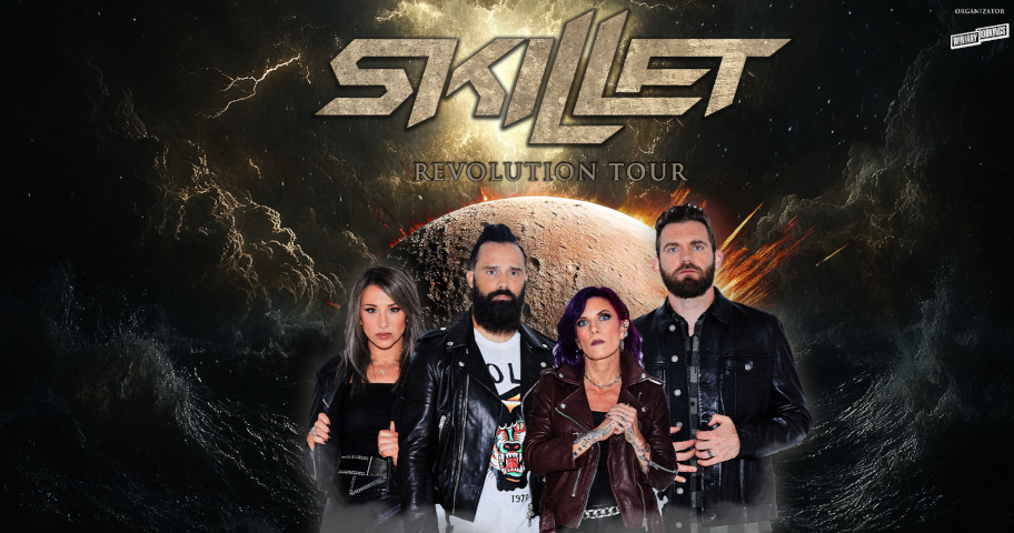 W tle kosmiczny pejzaż z planetą i błyskawicami na ciemnym niebie. W centrum, pod dużym metalicznym logo zespołu "SKILLET" napis "REVOLUTION TOUR". Na pierwszym planie członkowie zespołu. Wszyscy są ubrani na czarno, mają poważne wyrazy twarzy. Po lewej stronie kobieta z brązowymi włosami, obok niej mężczyzna z długą brodą, dalej kobieta z fioletowymi włosami i tatuażami, a po prawej stronie kolejny mężczyzna z krótkimi włosami i brodą.
