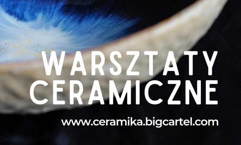 Fragment miski ceramicznej, na niej napis Warsztaty ceramiczne, oraz adres internetowy organizatora warsztatów.