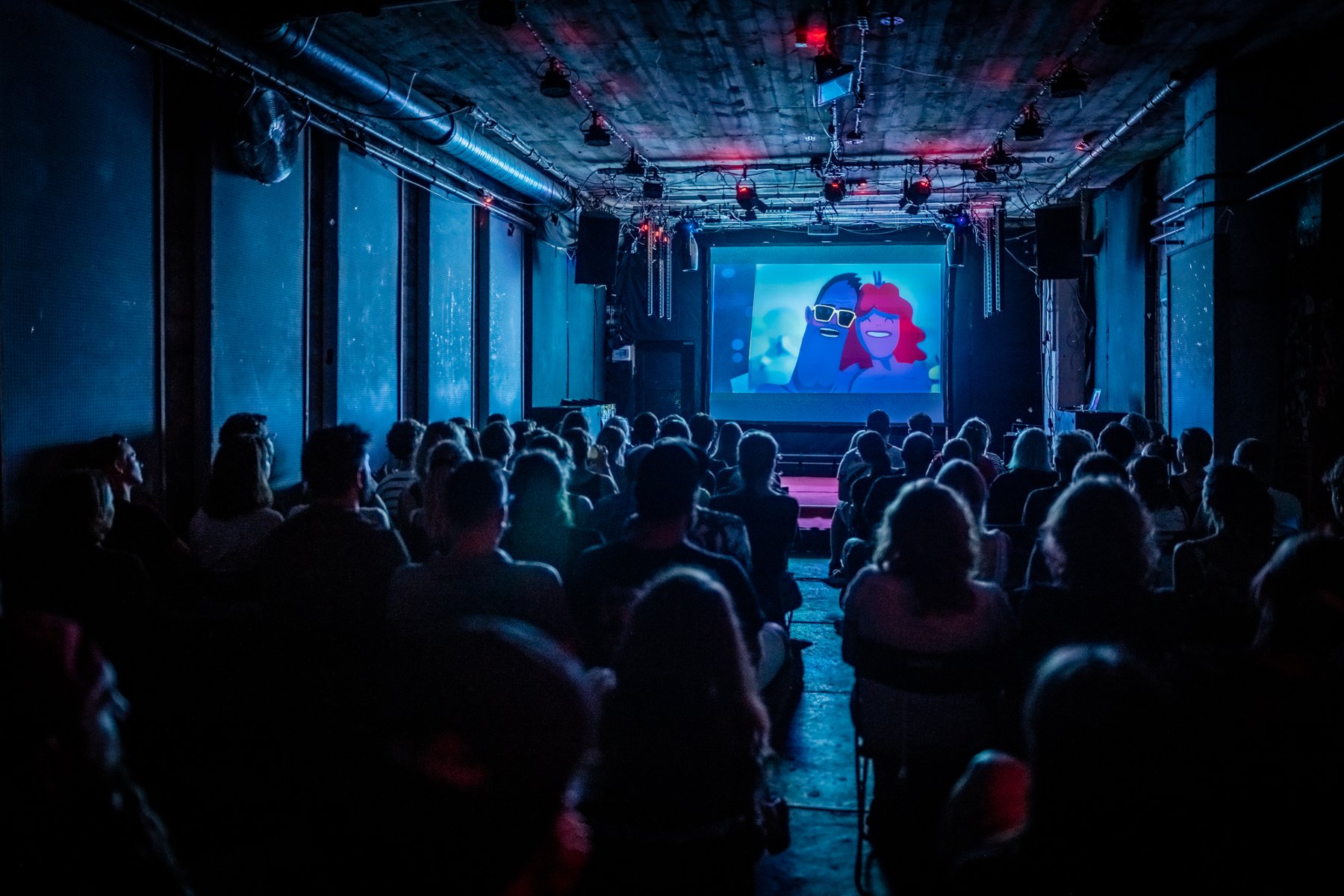 Widok na salę kinową. W tle ekran