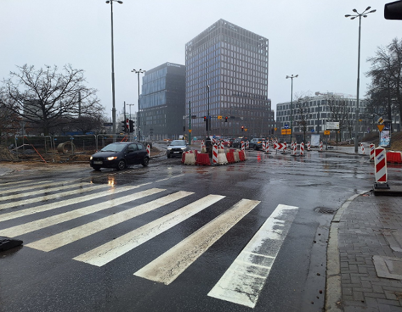 Widok na skrzyżowanie ulic Matyi, Wierzbięcice, Królowej Jadwigi i Al. Niepodległości od strony ul. Niezłomnych