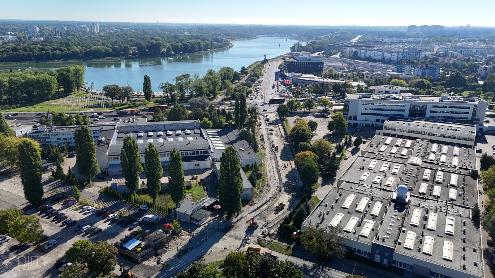 Widok z lotu ptaka na remonotowaną ulicę Berdychowską. W tle budynki i jezioro Maltańskie.