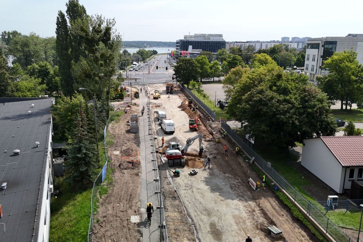 Widok z lotu ptaka na skrzyżowanie ulic, gdzie trwają prace nad budową ścieżki dla rowerzystów i pieszych, która połączy mosty Berdychowskie ze skrzyżowaniem ulic Berdychowo, Jana Pawła II i Baraniaka