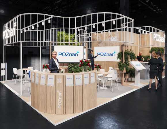 Wizualizacja nowoczesnego stoiska targowego miasta Poznań w ciemnej hali. Konstrukcja stoiska wykonana jest z jasnego drewna i białych, pionowych szczebli tworzących falistą linię u góry. Na stoisku widoczne są białe napisy "POZnan*", ekrany z tym samym logotypem oraz lady ekspozycyjne. Wewnątrz znajdują się stoliki z krzesłami, dekoracje z czerwonych kwiatów oraz zieleń w donicach. Przy ladach i ekranach stoją postacie ludzi w strojach biznesowych.