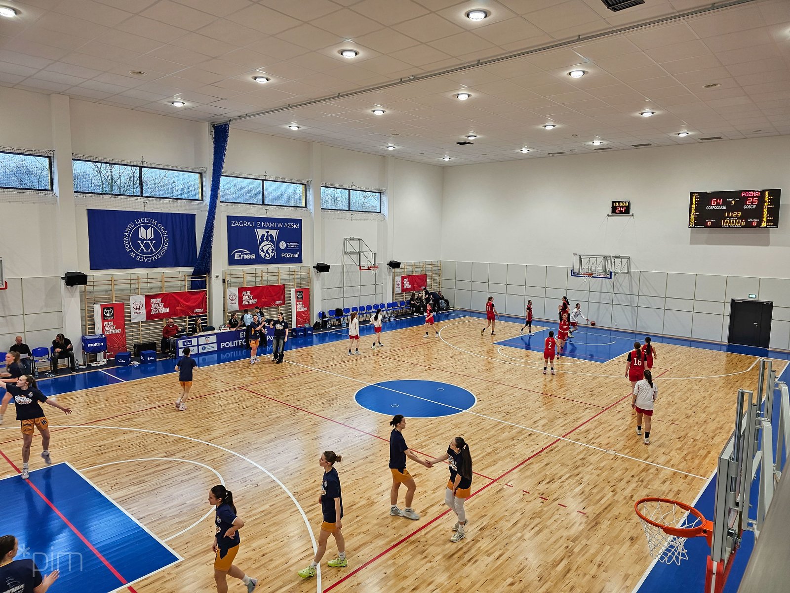 Wnętrze nowe hali podczas meczu koszykarskiego