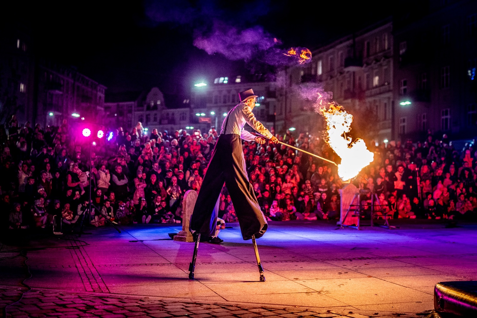 Występ cyrkowca na Rynku Łazarskim.