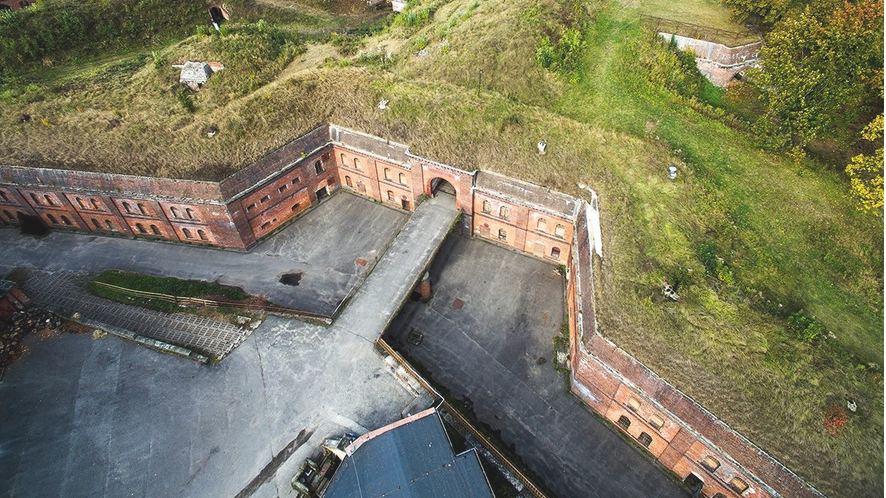 Zabytkowy obiekt fortyfikacyjny widoczny z lotu ptaka.