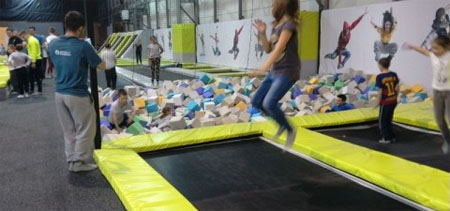 Dzieci na trampolinach