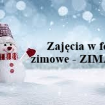 Plakat, który promuje zajęcia w ferie zimowe - Zima 2026. Na śnieżnym tle grafika bałwana w czapce i szaliku.