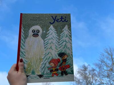 Książka Yeti na tle błękitnego nieba.