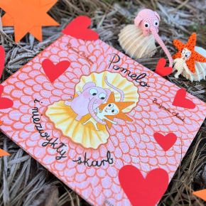 Okładka książki o słoniu Pomelo. W centralnej części słoń i jego przyjaciel, dookoła czerwone serduszka. Napis: Pomelo i niezwykły skarb.