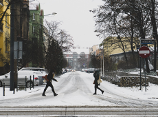 Zaśnieżone ulice i chodniki Poznania