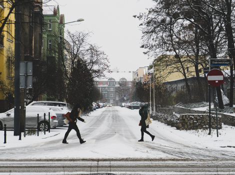 Zaśnieżone ulice i chodniki Poznania