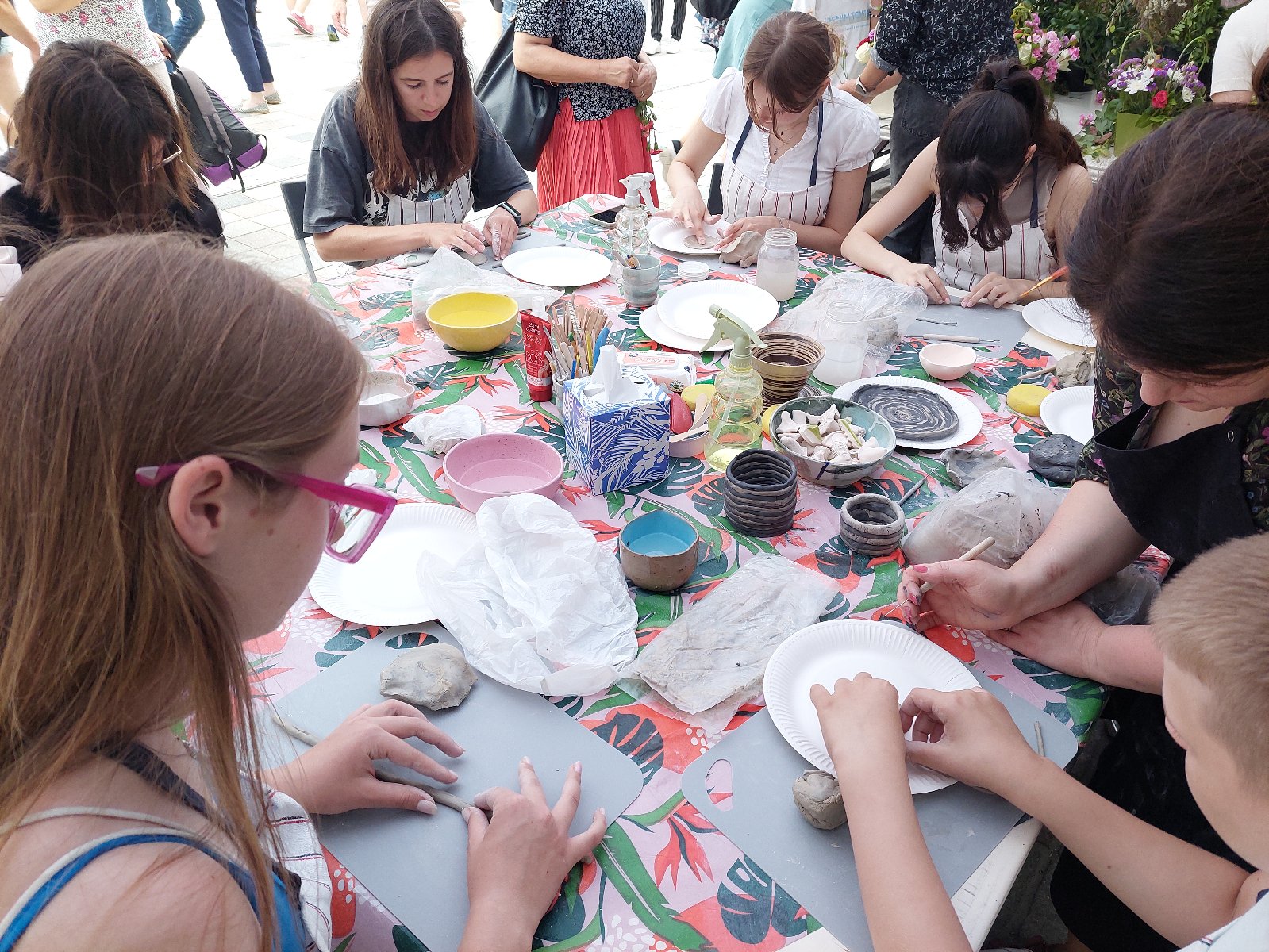 Zaułek Rzemiosła podczas Imienin Miasta z Kolegiatą w tle
