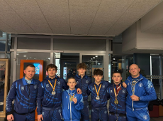 Zawodnicy Sobieskiego na turnieju na Łotwie, fot. Maciej Kula - na zdjęciu 7 osób w strojach klubowych Sobieskiego. 4 osoby mają medale na szyi