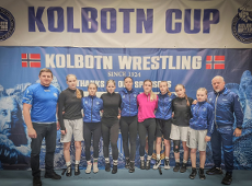 Zawodniczki Sobieskiego na turnieju Kolbotn Cup 2025, fot. Maciej Kula - kilka zawodniczek w strojach sportowych, a po bokach stoją w strojach klubowych trenerzy