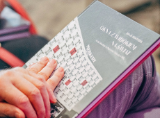 Zdjęcia z promocji książki "Okna z widokiem na świat". Autorka i zebrani goście. Tłumy na widowni.