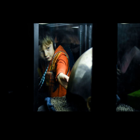 Młody uczestnik zwiedza ekspozycję