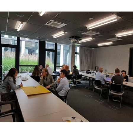 Grupa osób w sali konferencyjnej