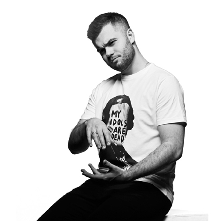 Łukasz Ojdana na czarno-białym zdjęciu.