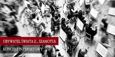 Widok z góry na orkiestrę w trakcie koncertu. Zdjęcie czarno-białe.