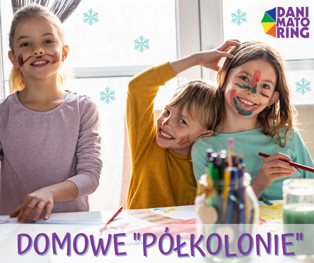 Na zdjęciu uśmiechnięte dzieci. Ich twarze są pomalowane w różnych kolroach. Na stole stoją kredki, ołówki i inne przybory do rysowania.