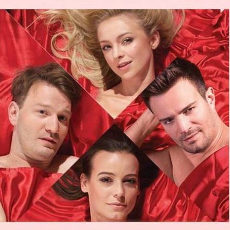 Na czerwonym tle twarze dwóch kobiet i dwóch mężczyzn - aktorów grających w przedstawieniu.