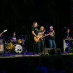 Na zdjęciu zespół muzyczny na scenie.